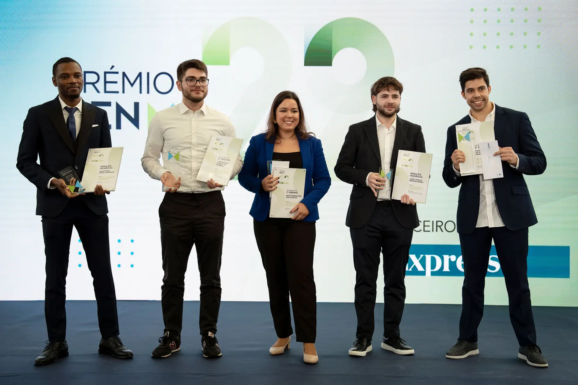 Valdemar Armindo, José Almeida, Rute Santos, José Bessa e Francisco Fernandes (da esquerda para a direita) foram os vencedores do Prémio REN 2022, que distingue as melhores teses de mestrado na área da energia