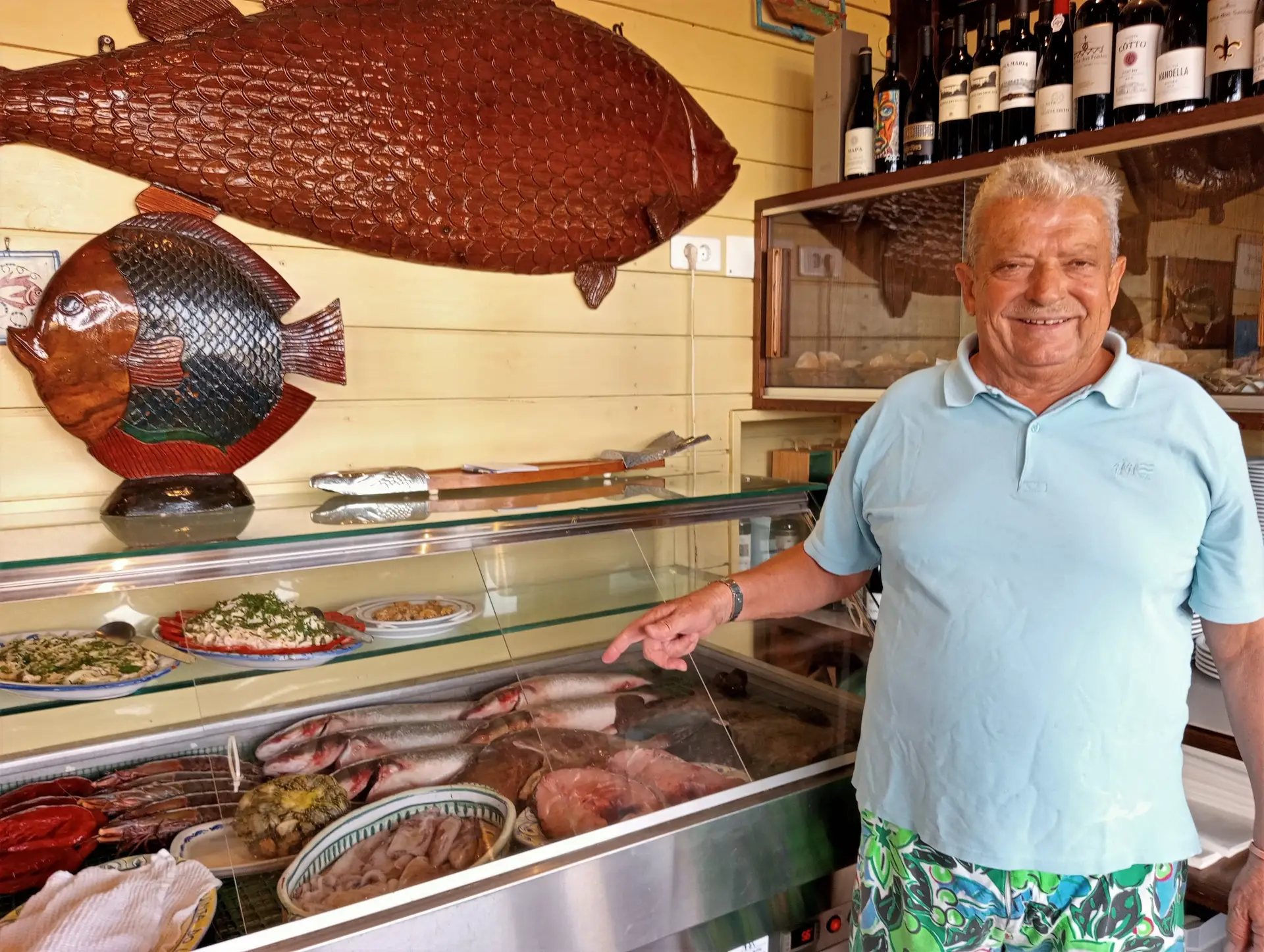 Bernardo Reino mostra a banca de peixes e mariscos