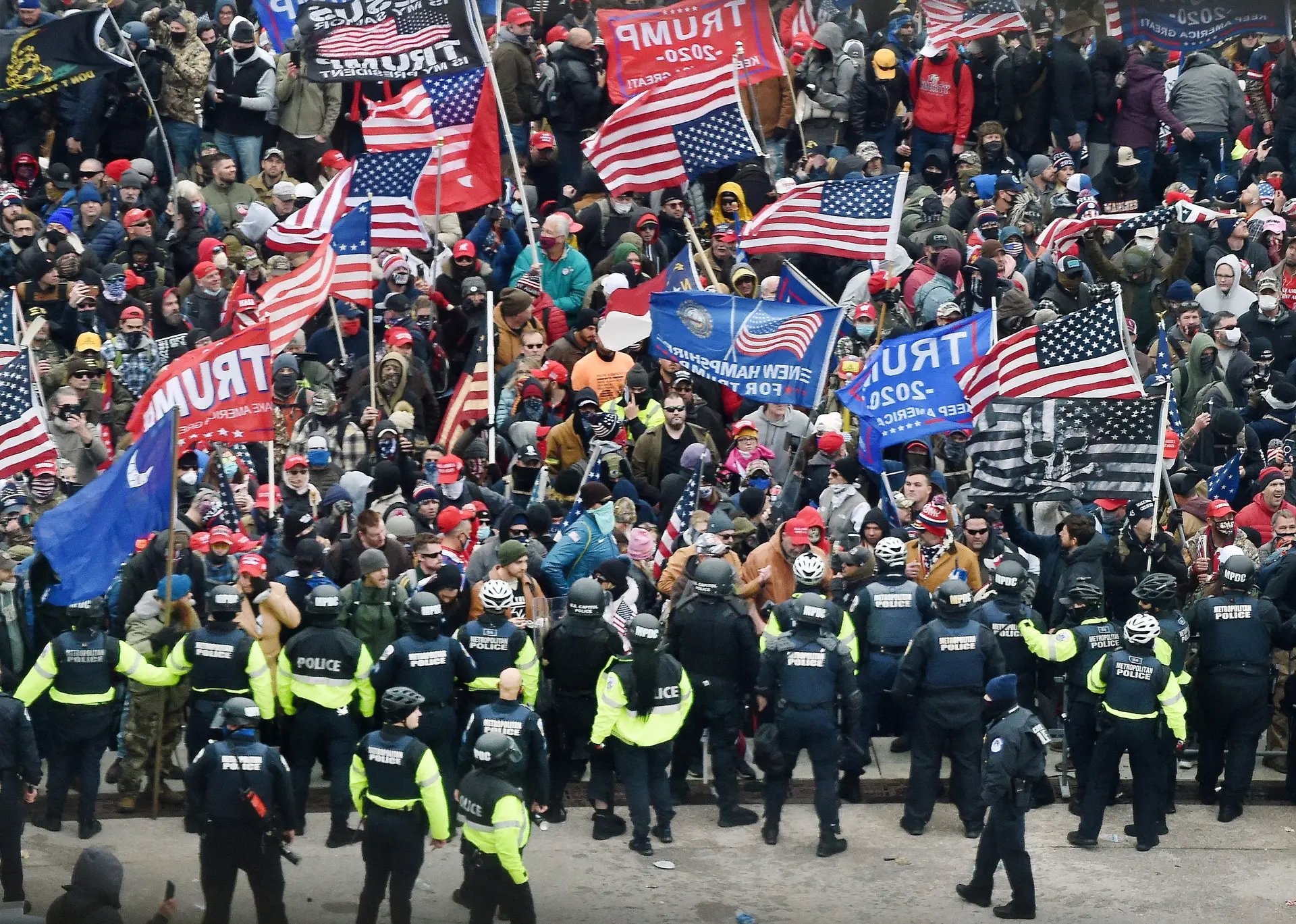 O ataque ao Capitólio aconteceu a 6 de janeiro de 2021, incitado por Donald Trump, que se recusou a reconhecer a derrota