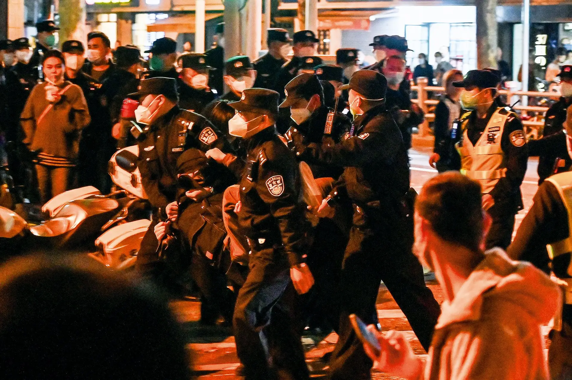 Detenção de um manifestante em Xangai no dia 27 de novembro