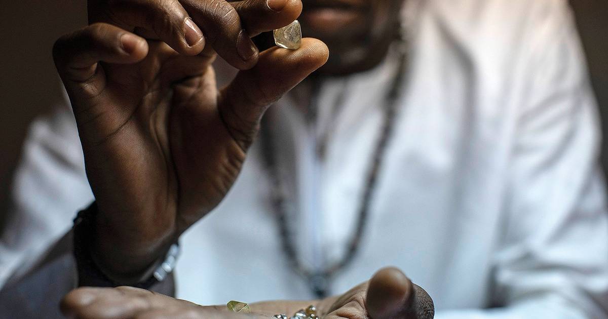 Tráfico de diamantes de África ainda sem acusação e "não é previsível uma data para a conclusão do inquérito", diz o MP