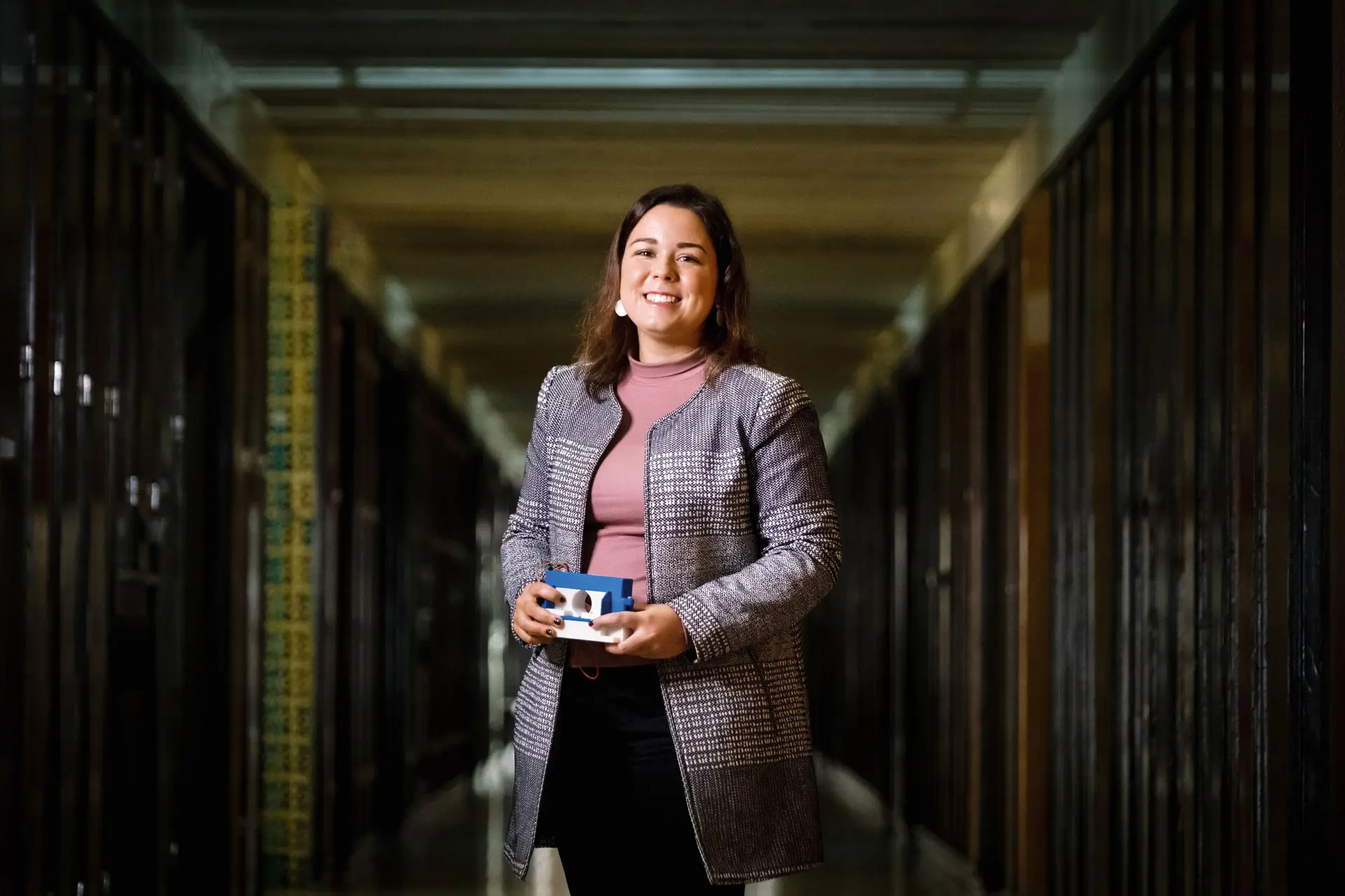 Rute Rodrigues dos Santos fotografada nos corredores da Universidade de Coimbra, onde fez a tese de mestrado que lhe concedeu o primeiro Prémio REN 2022