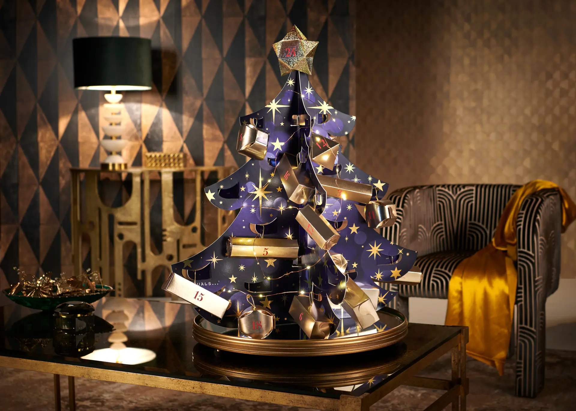 A Rituals inclui produtos em tamanho de viagem ou real (€99,50 ou €149,50, perfumarias e rituals.com) e iluminação do calendário-árvore de Natal
