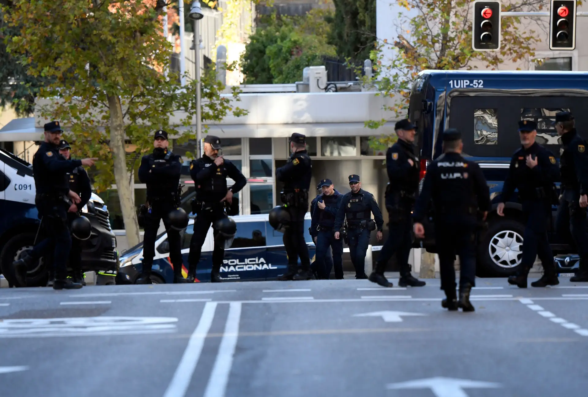 O envio de uma carta armadilhada para a embaixada dos Estados Unidos em Madrid deu azo a uma forte operação policial 