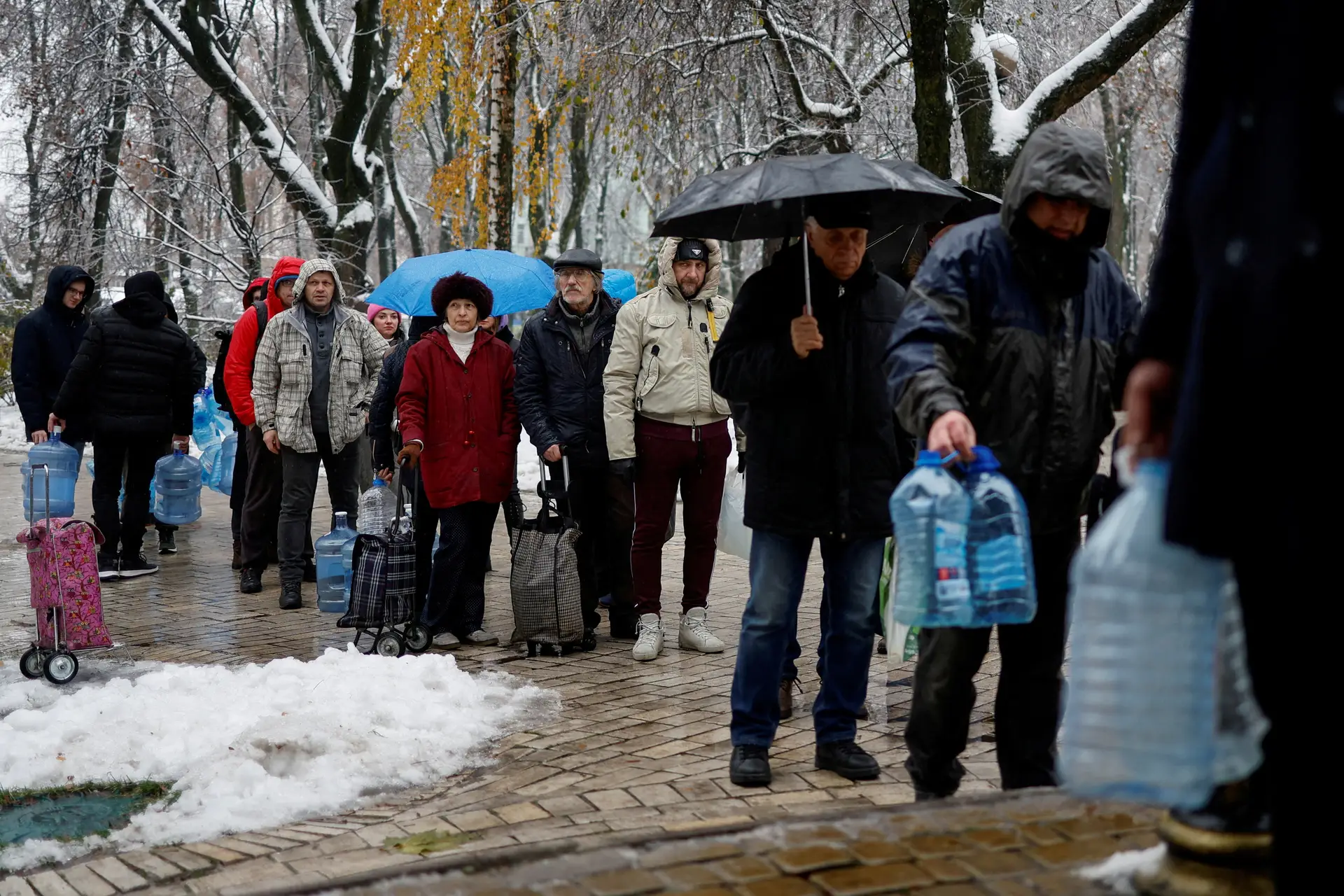 A escassez de água potável atinge também a capital, Kiev