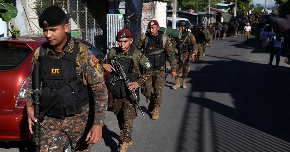 Governo de El Salvador cerca cidade com 10 mil soldados e polícias contra gangues