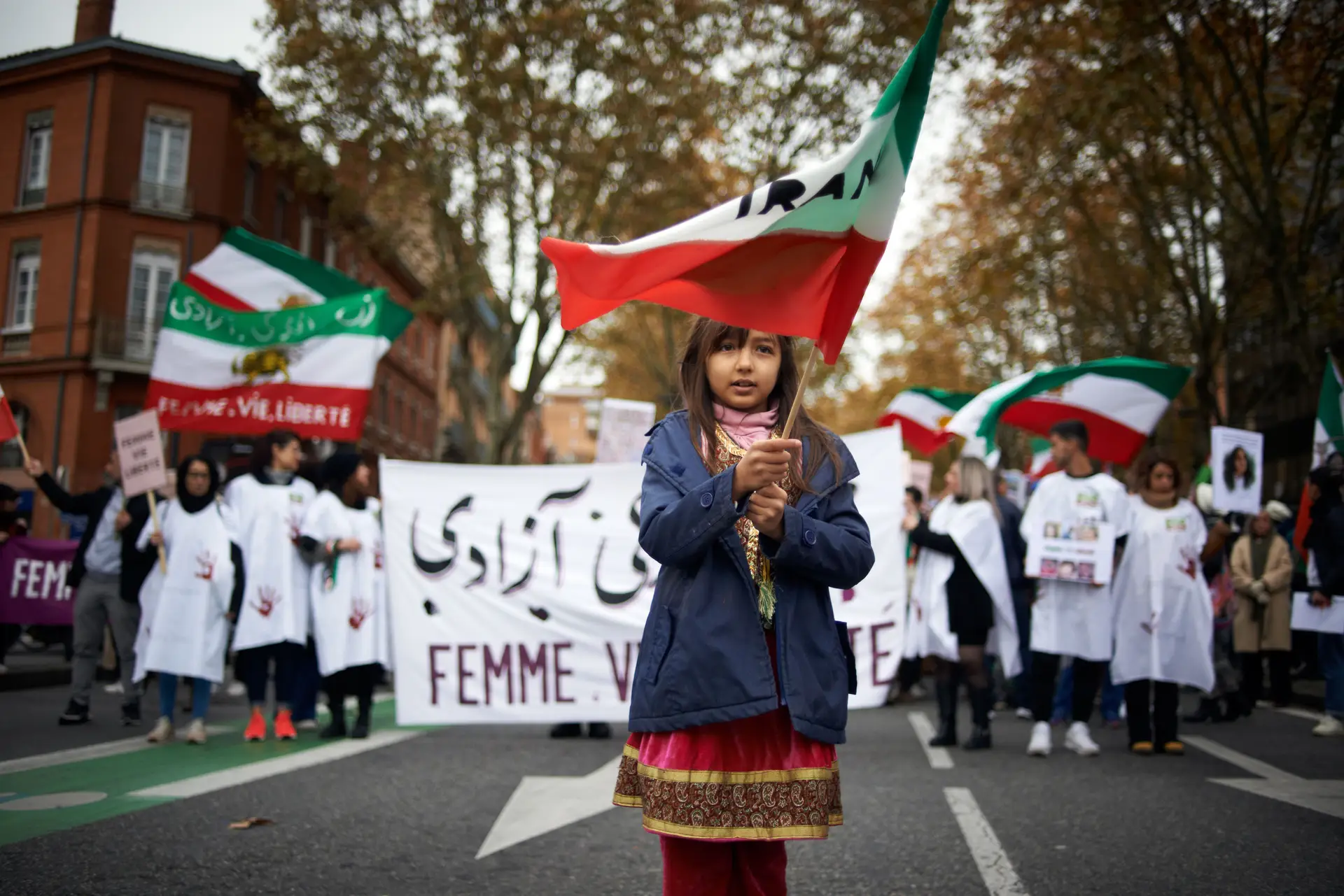 Um dos vários protestos após a morte de Mahsa Amini, que morreu quando estava sob custódia das autoridades iranianas por não estar a usar hijab