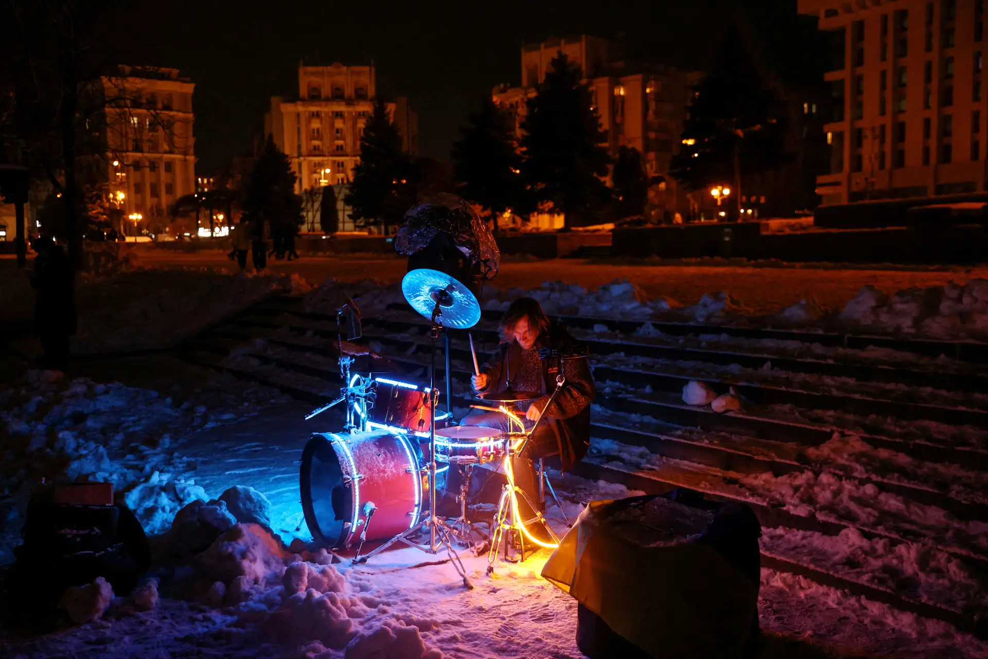 Um músico de rua toca em Kiev, quase às escuras. A capital tem muitas zonas sem energia