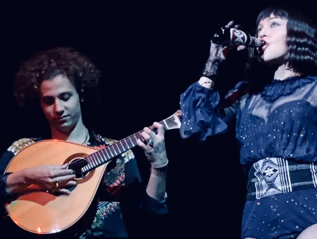 Gaspar Varela em palco com Madonna, durante a digressão “Madame X”