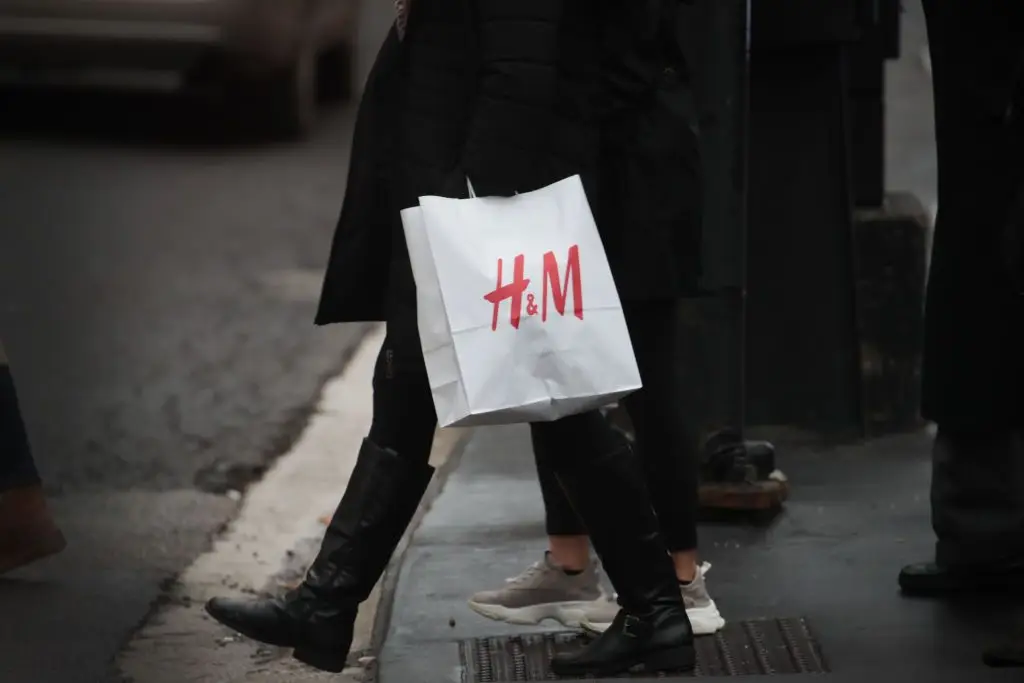 Multinacional de moda H&M vai cortar 1500 postos de trabalho - Expresso