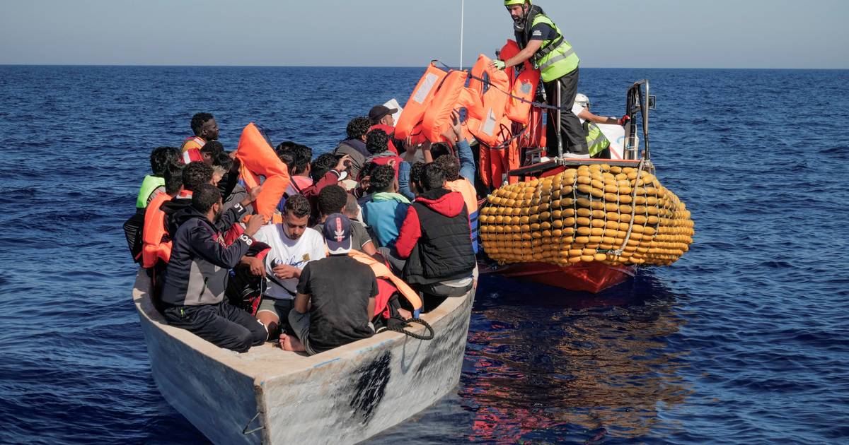Navio humanitário resgata 244 pessoas no Mediterrâneo e segue para Itália
