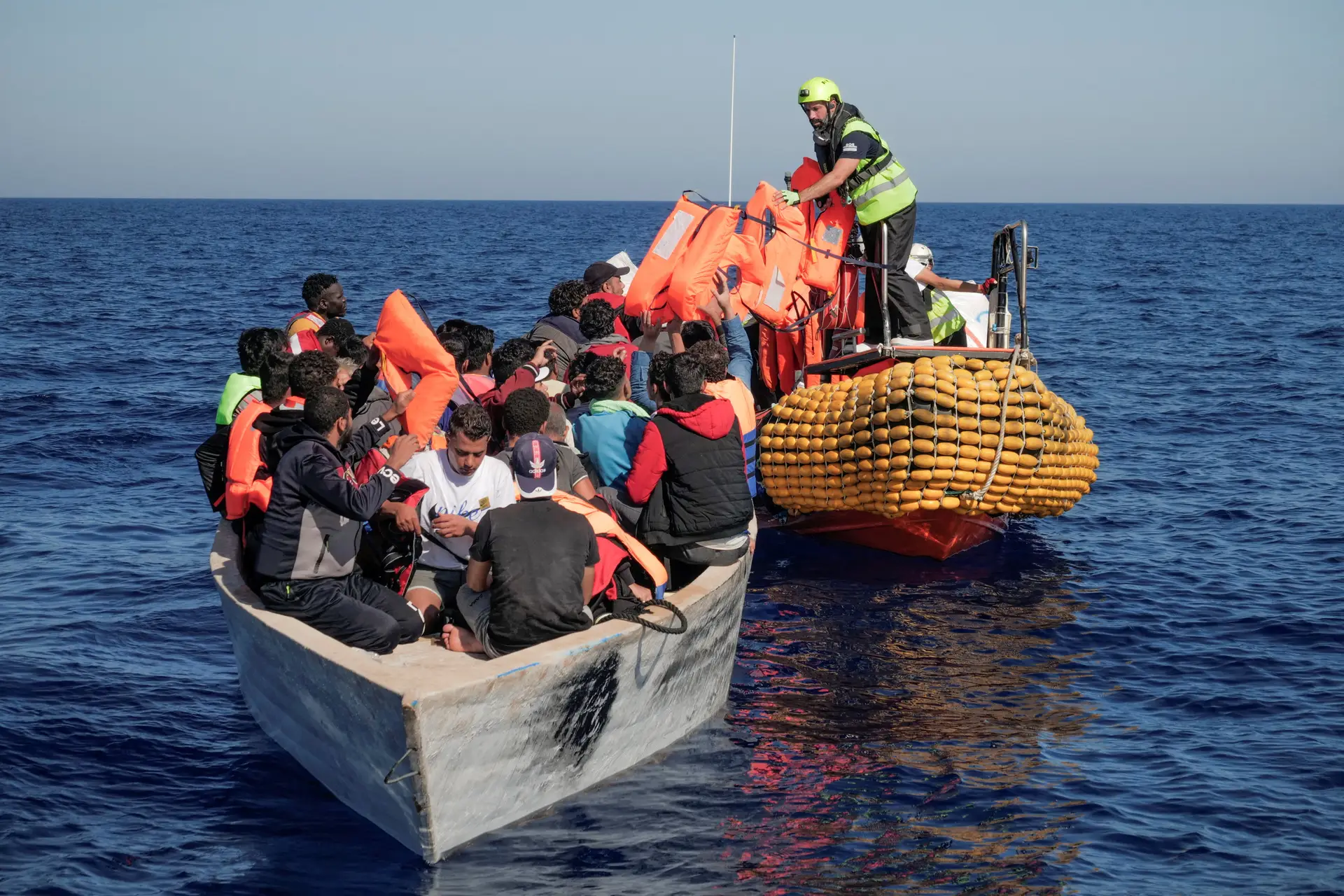 Mais de 160 pessoas resgatadas de dois barcos no Mediterrâneo central
