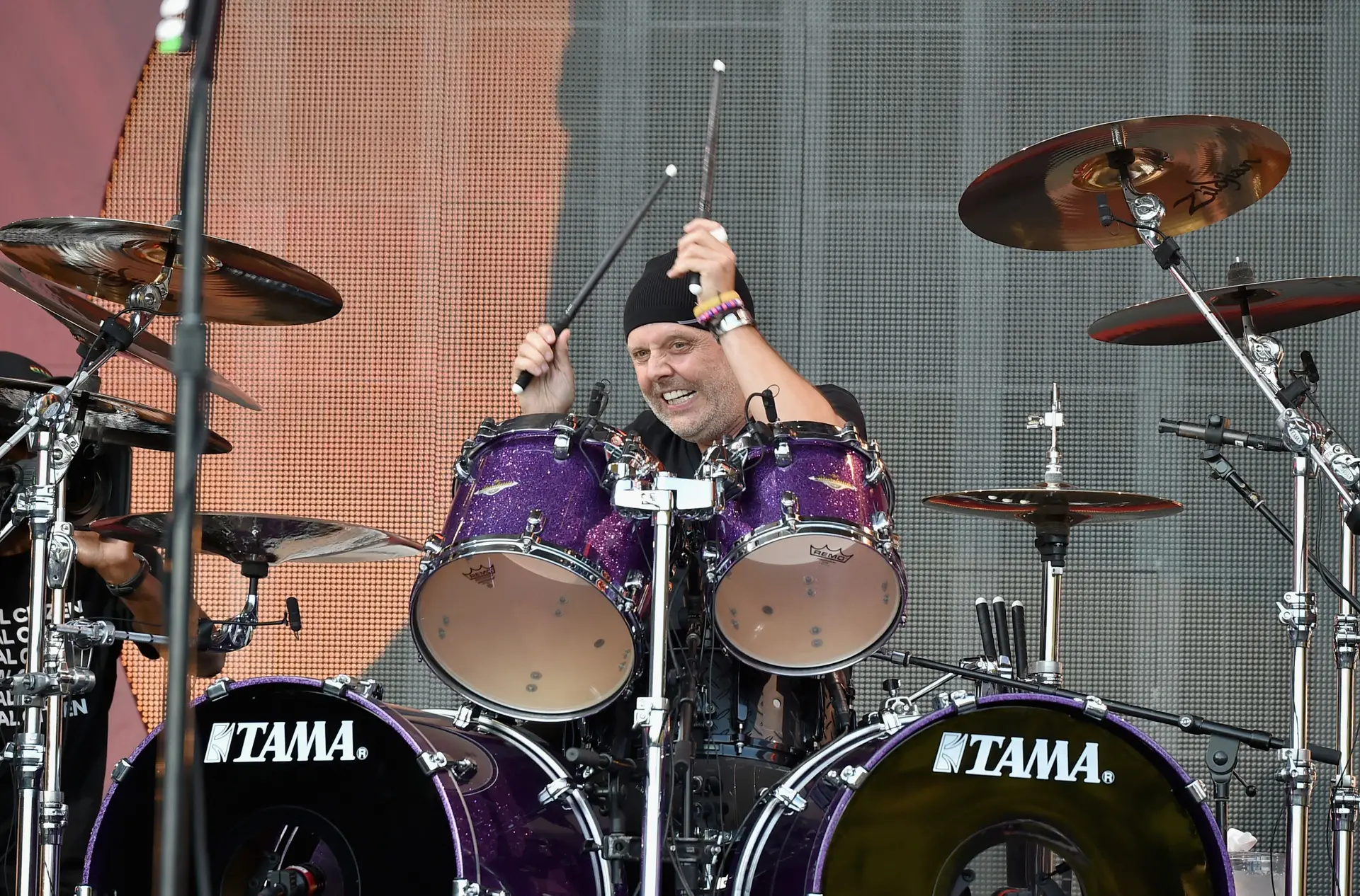 Lars Ulrich dos Metallica sente-se confiante a tocar AC/DC mas não tem “qualificações” para outra banda rock