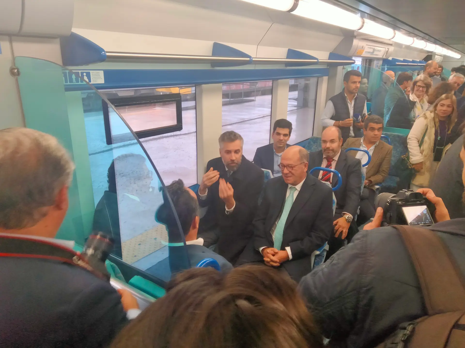 O ministro das Infraestruturas, Pedro Nuno Santos, acompanhado do presidente da câmara de Cascais, Carlos Carreiras, durante a viagem de comboio entre Lisboa e Cascais