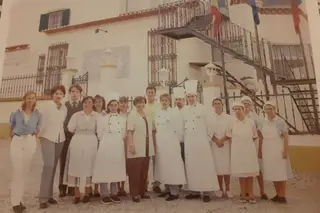 Ao centro, Júlia Vinagre e Ilda Vinagre, ladeando Francisco Vinagre