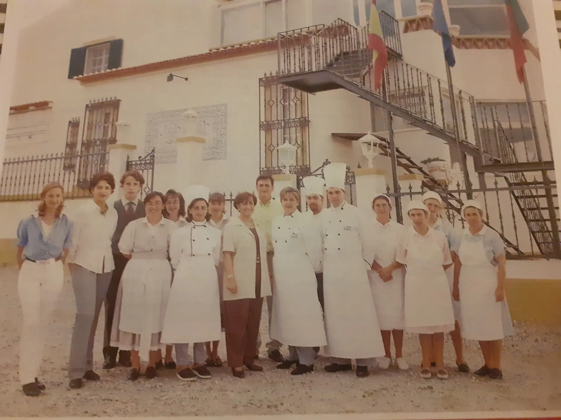 Ao centro, Júlia Vinagre e Ilda Vinagre, ladeando Francisco Vinagre