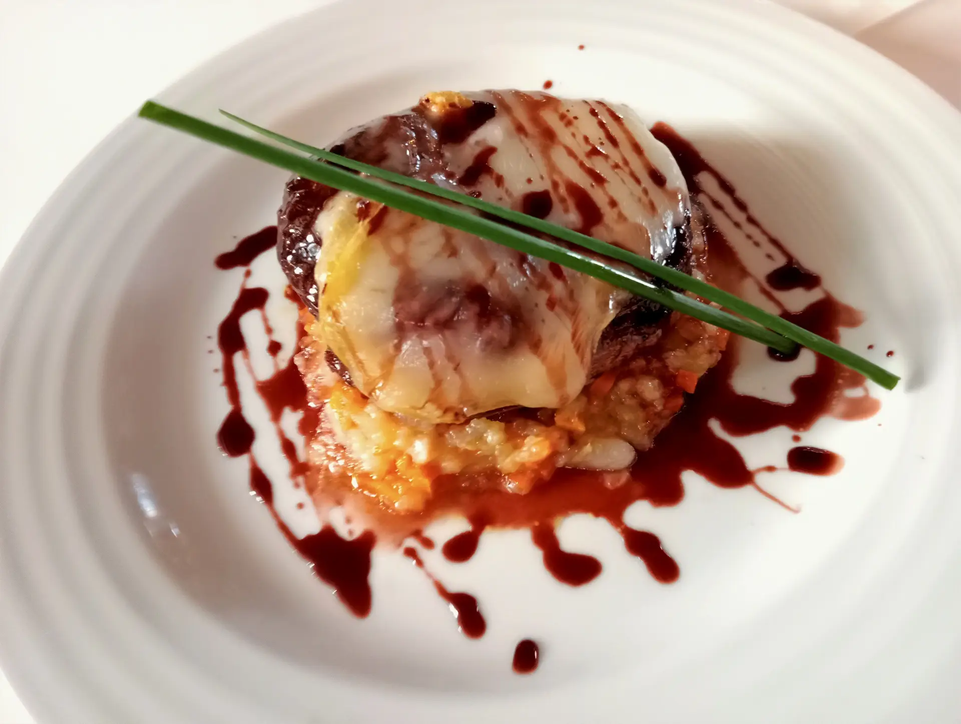 Bife do lombo com queijo amanteigado de ovelha e redução de vinho do Porto