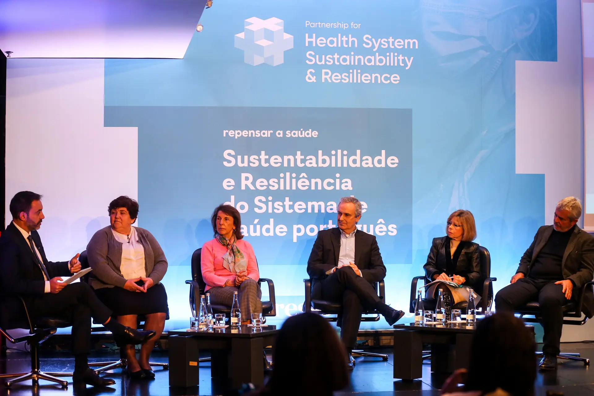 O debate contou com Maria do Rosário Zincke (Plataforma Saúde em Diálogo), Maria do Céu Machado (Sociedade das Ciências Médicas de Lisboa), António Araújo (Centro Hospitalar Universitário do Porto), Maria de Belém Roseira (ex-ministra da Saúde) e Álvaro Beleza (SEDES)