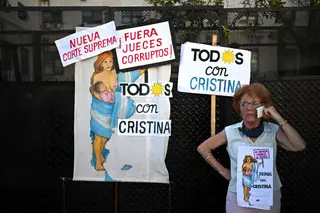 Condenada por corrupção, Cristina Kirchner evita prisão. Não será candidata em 2023, mas pode precisar disso mais tarde para ter imunidade