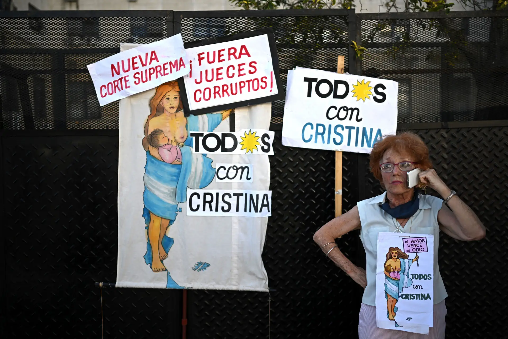Apoiantes de Cristina Kirchner criticaram a sentença judicial que a condena 