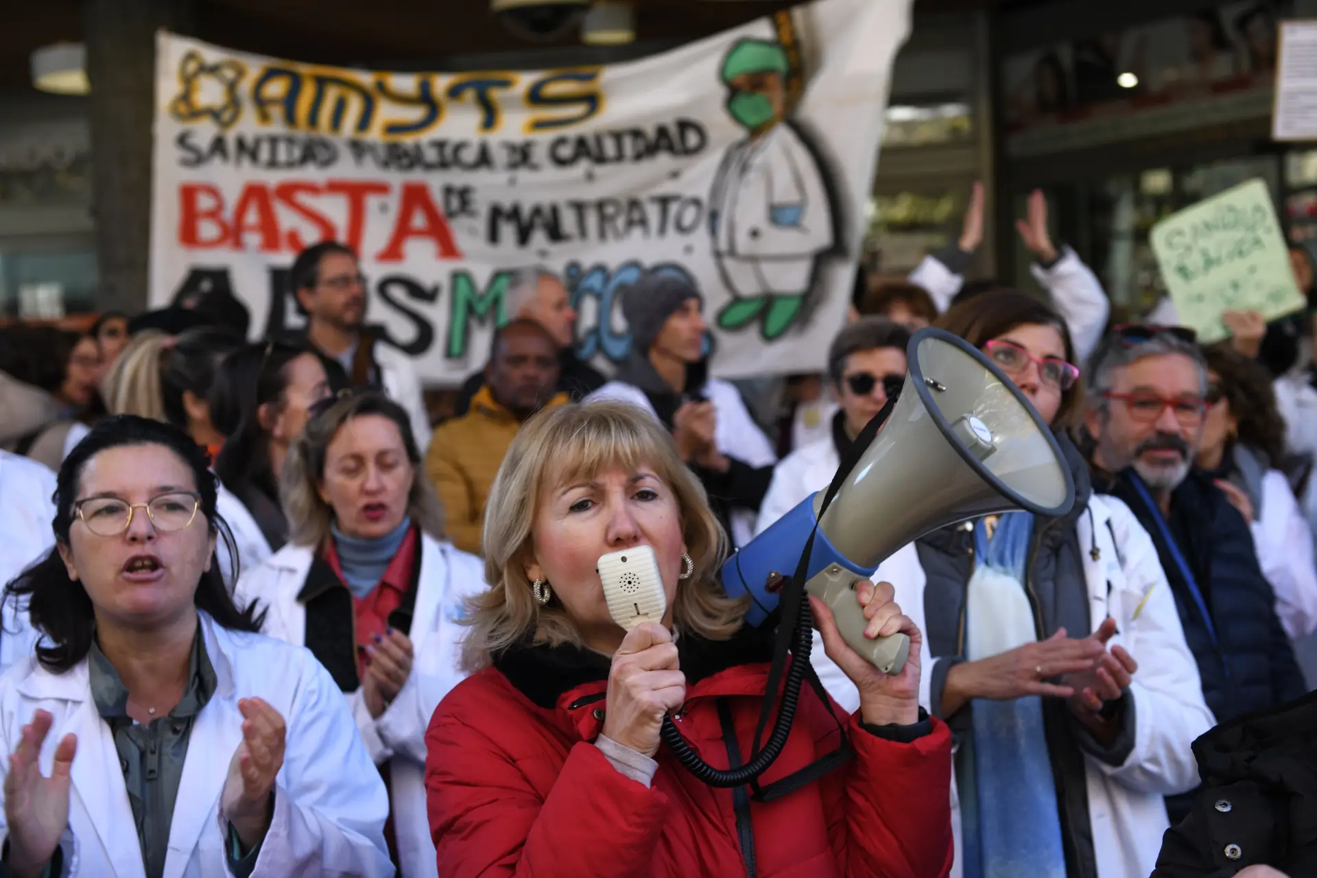 Manifestação de profissionais de saúde, a 1 de dezembro de 2022, diante do parlamento regional de Madrid 