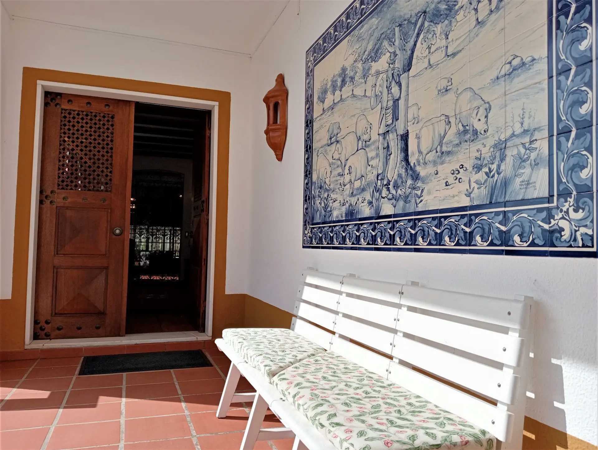 Painel de azulejos à entrada do restaurante, na Terrugem, concelho de Elvas