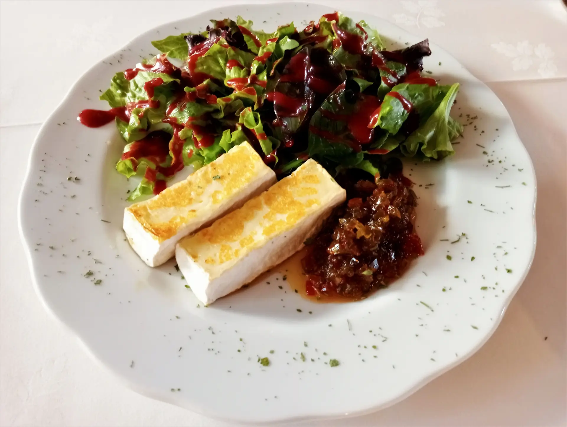 Queijo Brie com compota de três pimentos