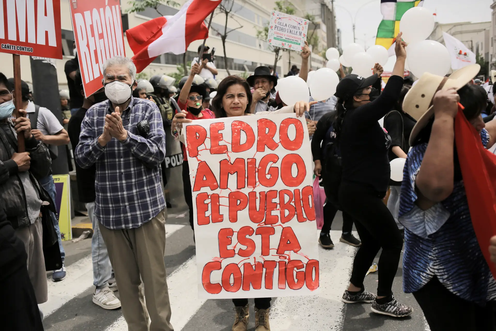 Manifestantes que apoiam Pedro Castillo