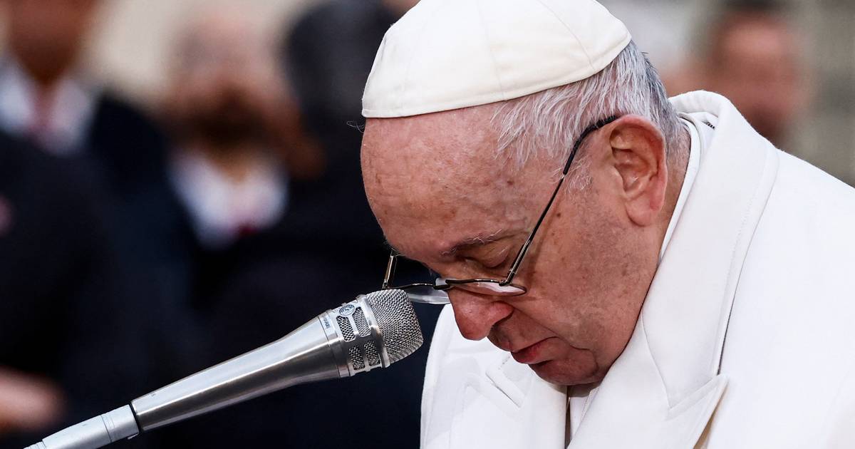 Papa pede orações pelo antecessor a milhares na Praça de São Pedro