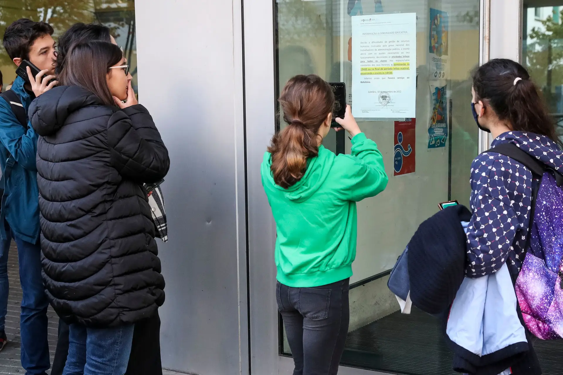 Centenas de professores e auxiliares em protesto e escolas