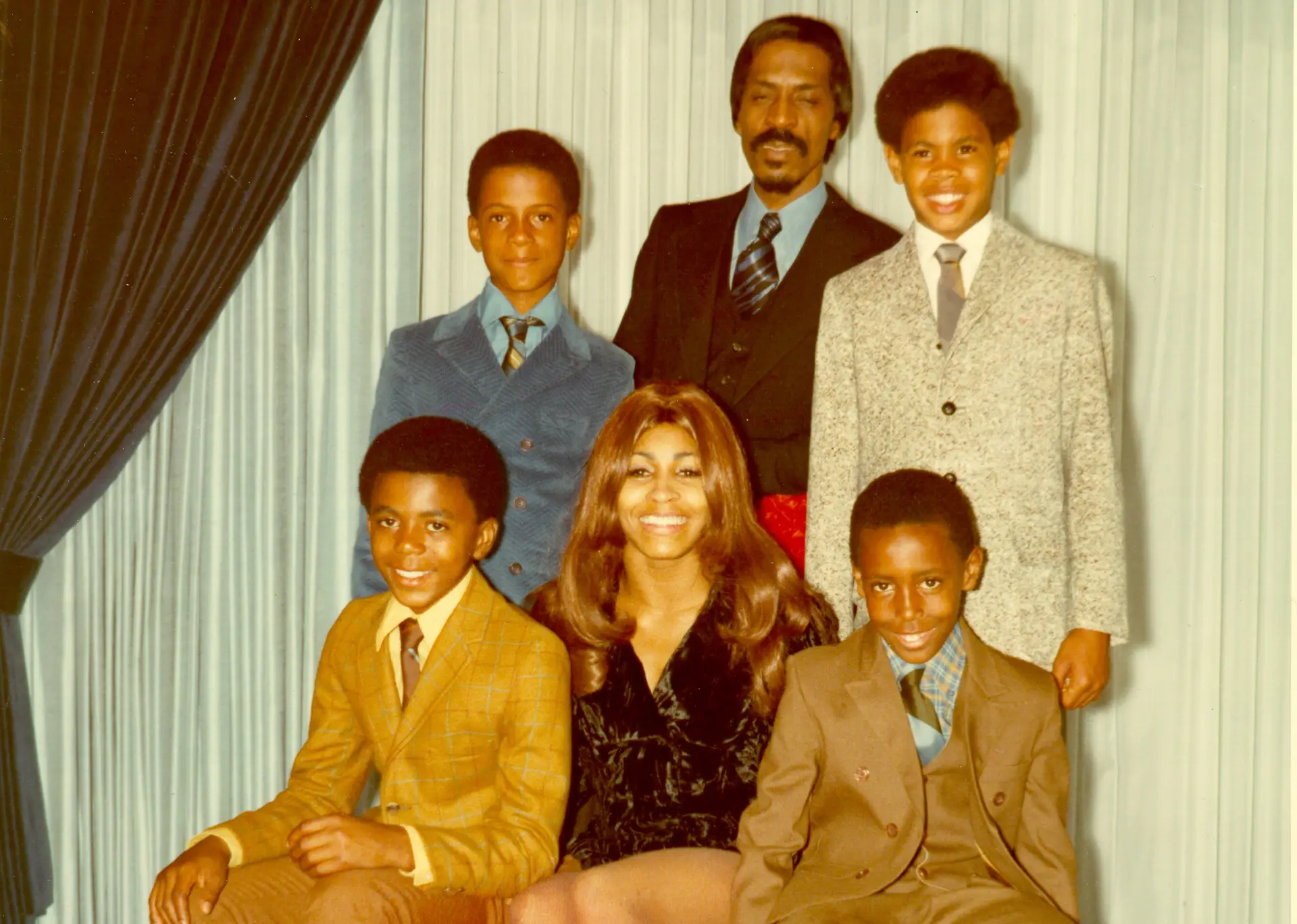 Tina Turner com a família em 1972 (Ronnie Turner em baixo, à direita)