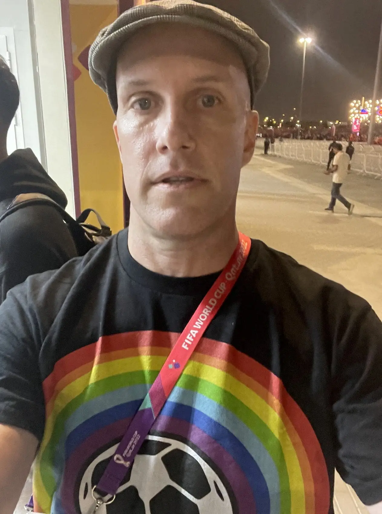 Morreu jornalista que usou uma t-shirt arco-íris quando cobria o Mundial no Qatar