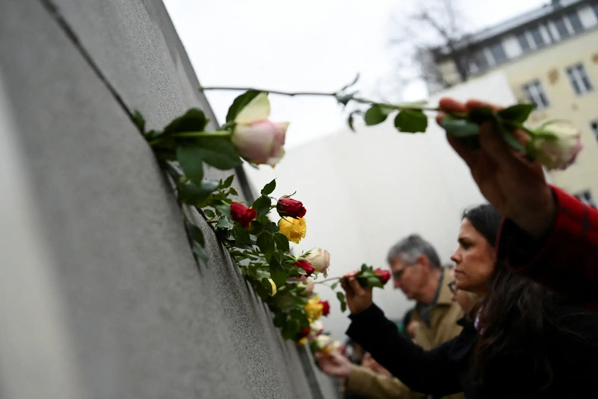 MEMÓRIA. O Muro de Berlim caiu há 33 anos, mas a cada 9 de novembro são colocadas flores num memorial, na capital alemã