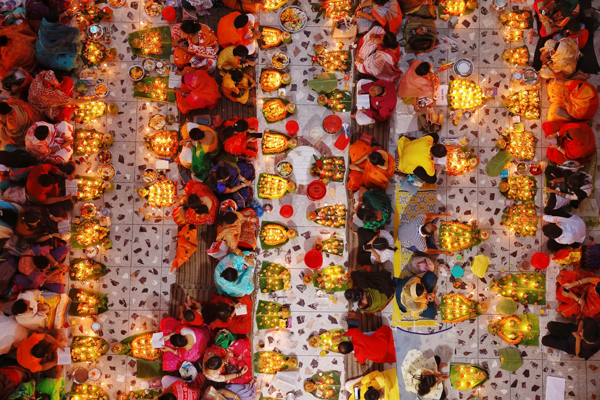 ORAÇÃO. Luz e cor, no interior de um templo de Dhaka, no Bangladesh, onde crentes hindus rezam