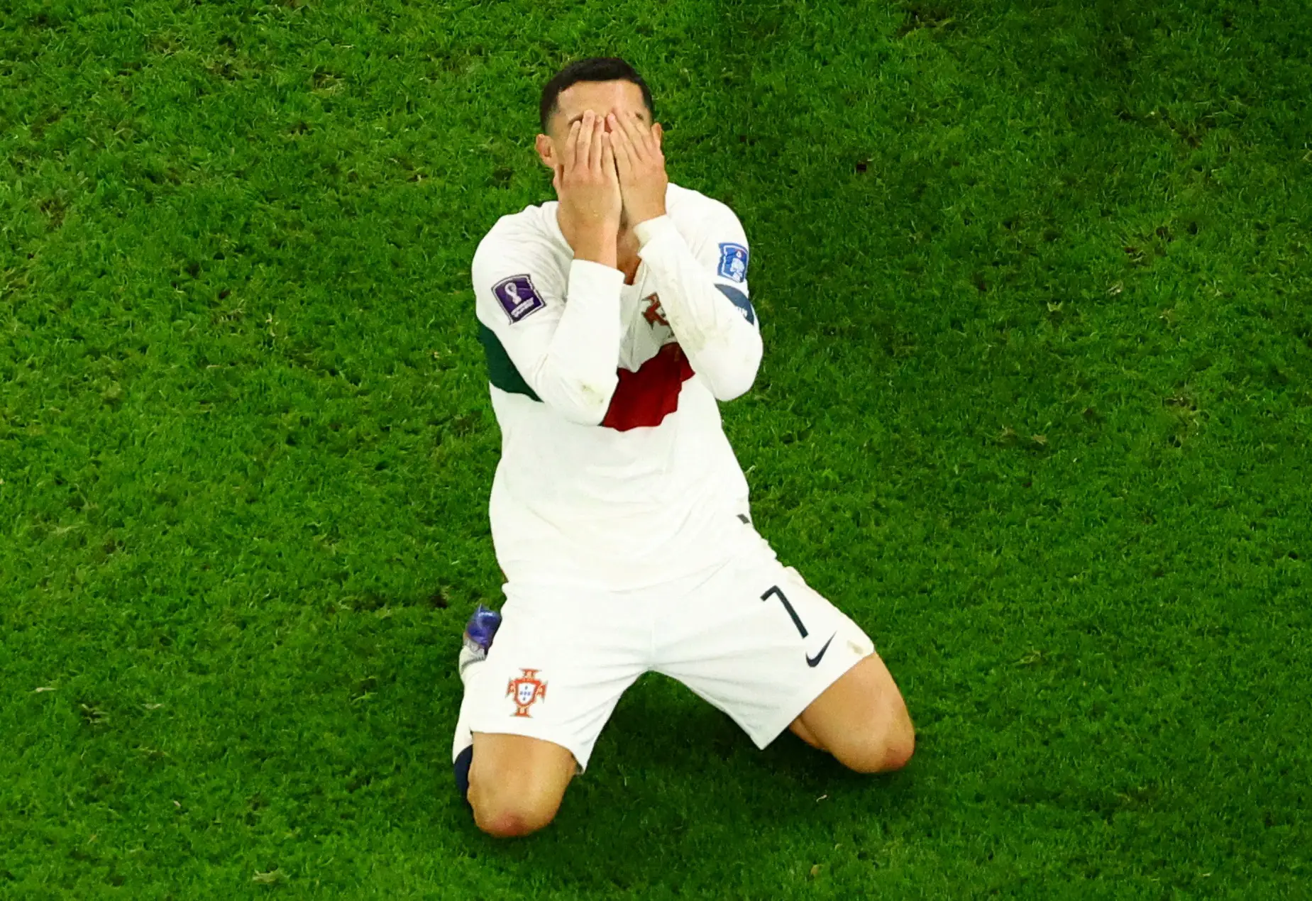 DESILUSÃO. De joelhos e em lágrimas, Cristiano Ronaldo foi a imagem da capitulação portuguesa no Mundial do Catar