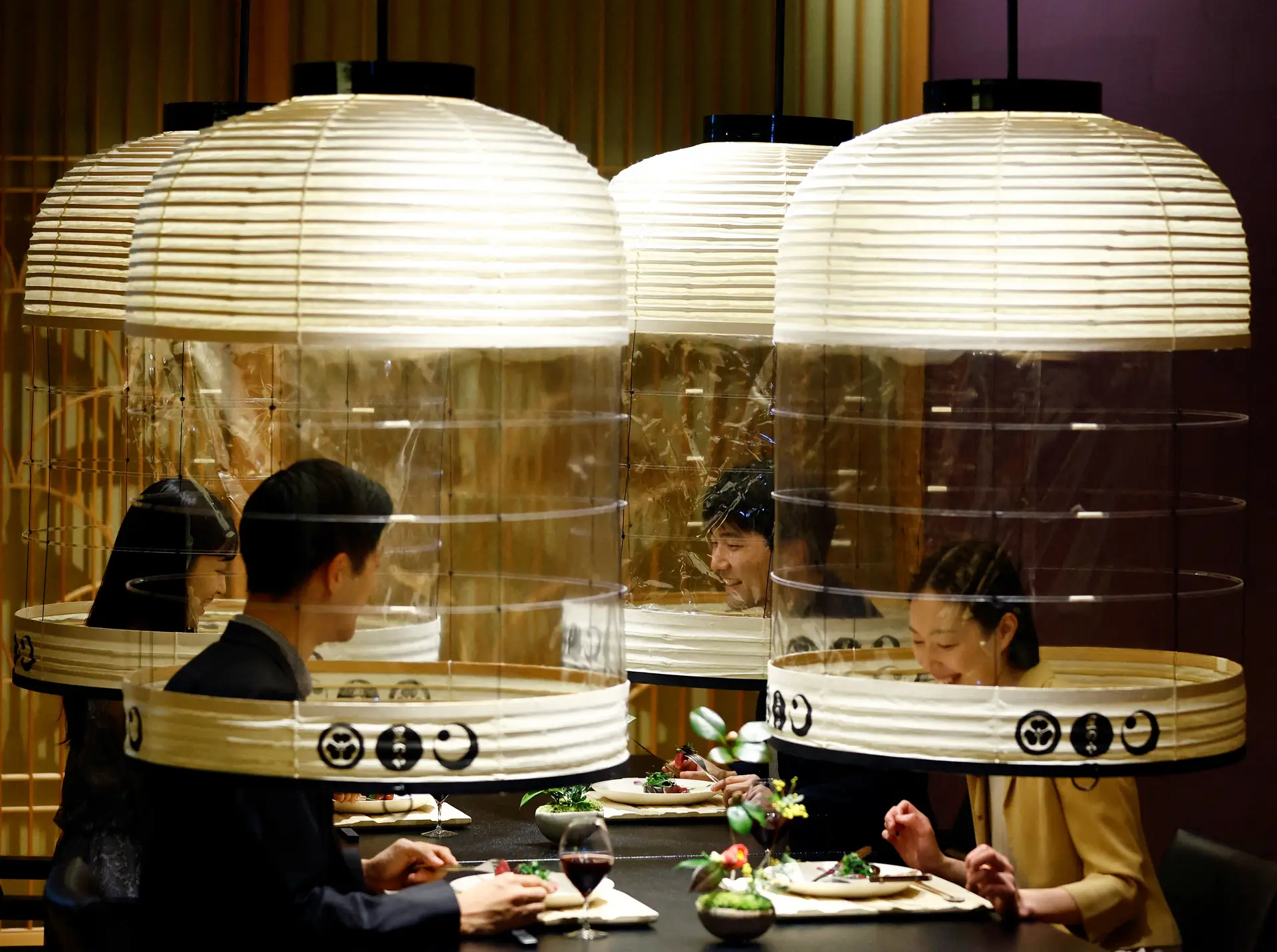 PROTEÇÃO. Neste hotel de Tóquio, é possível jantar dentro de cápsulas que resguardam os convivas dos perigos da covid-19