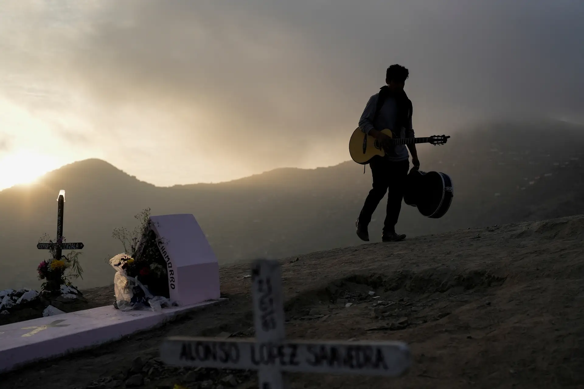 LUTO. No Dia de Todos os Santos, este músico peruano escalou um monte de Lima, até junto de um cemitério, para confortar famílias enlutadas