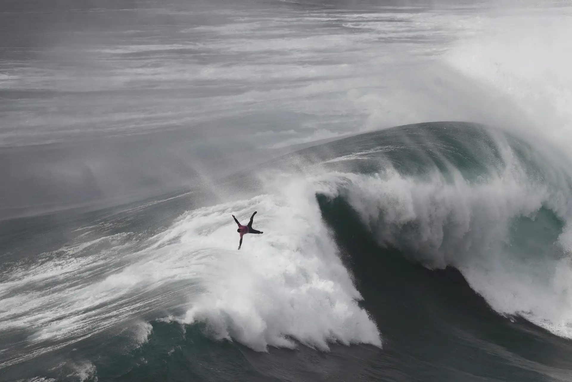 DESAFIO. A pequenez humana diante das ondas gigantes da Nazaré. Adrenalina pura para surfistas destemidos, como o brasileiro Éric Rebière