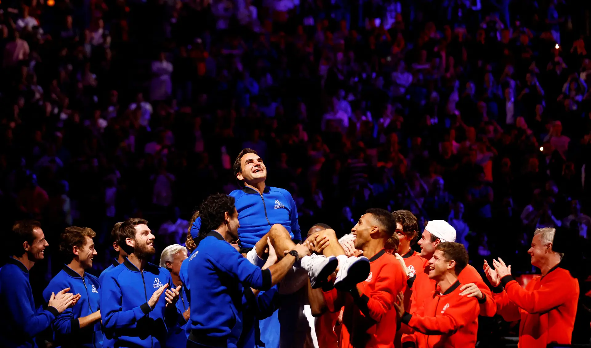 CONSAGRAÇÃO. Roger Federer abandonou os ‘courts’ ao estilo de ‘campeão dos campeões’. Na última partida, foi levado em ombros por rivais