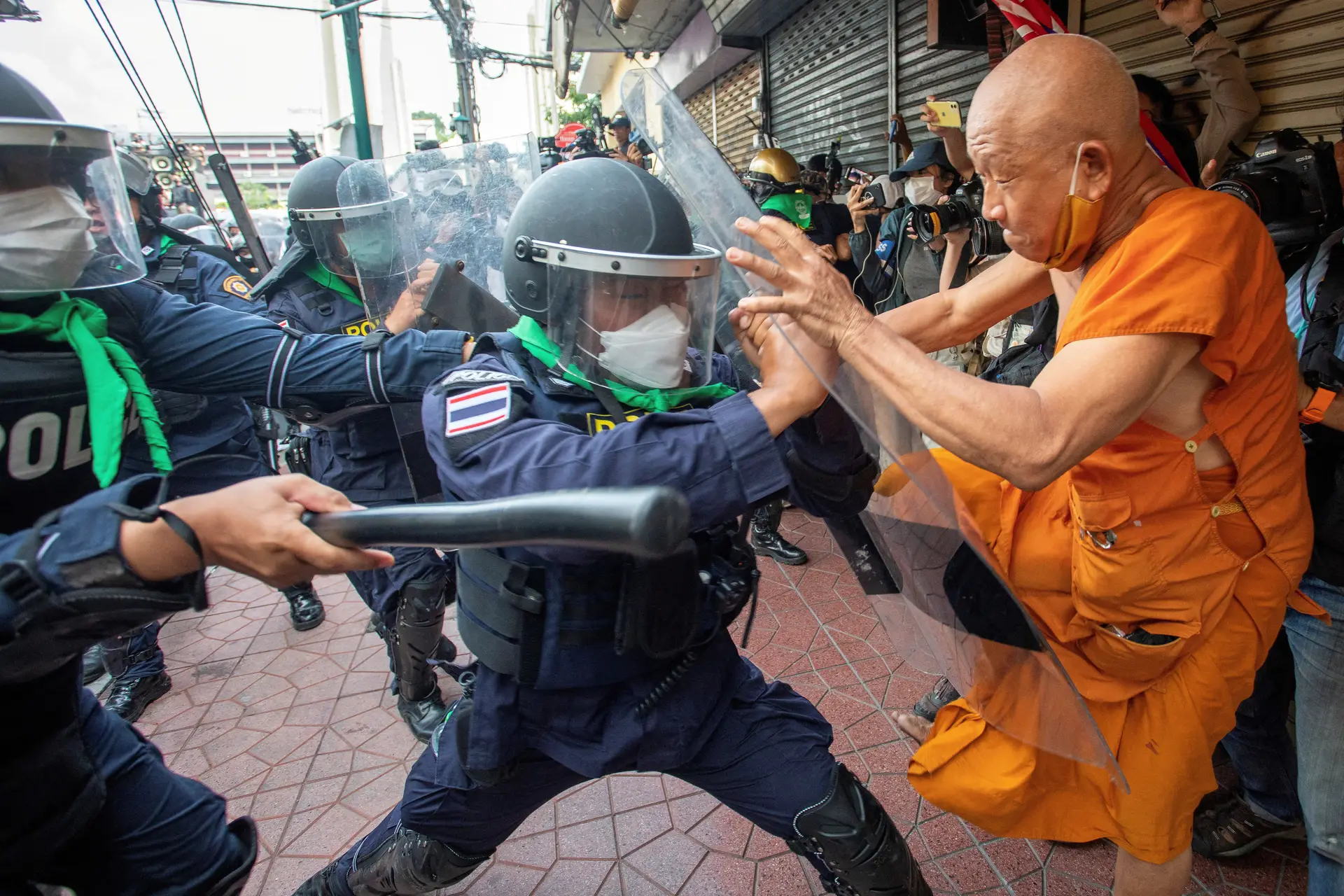 PROTESTO. Manifestantes e polícia: um confronto que se replica mundo fora. Na Tailândia, o pretexto foi uma cimeira económica