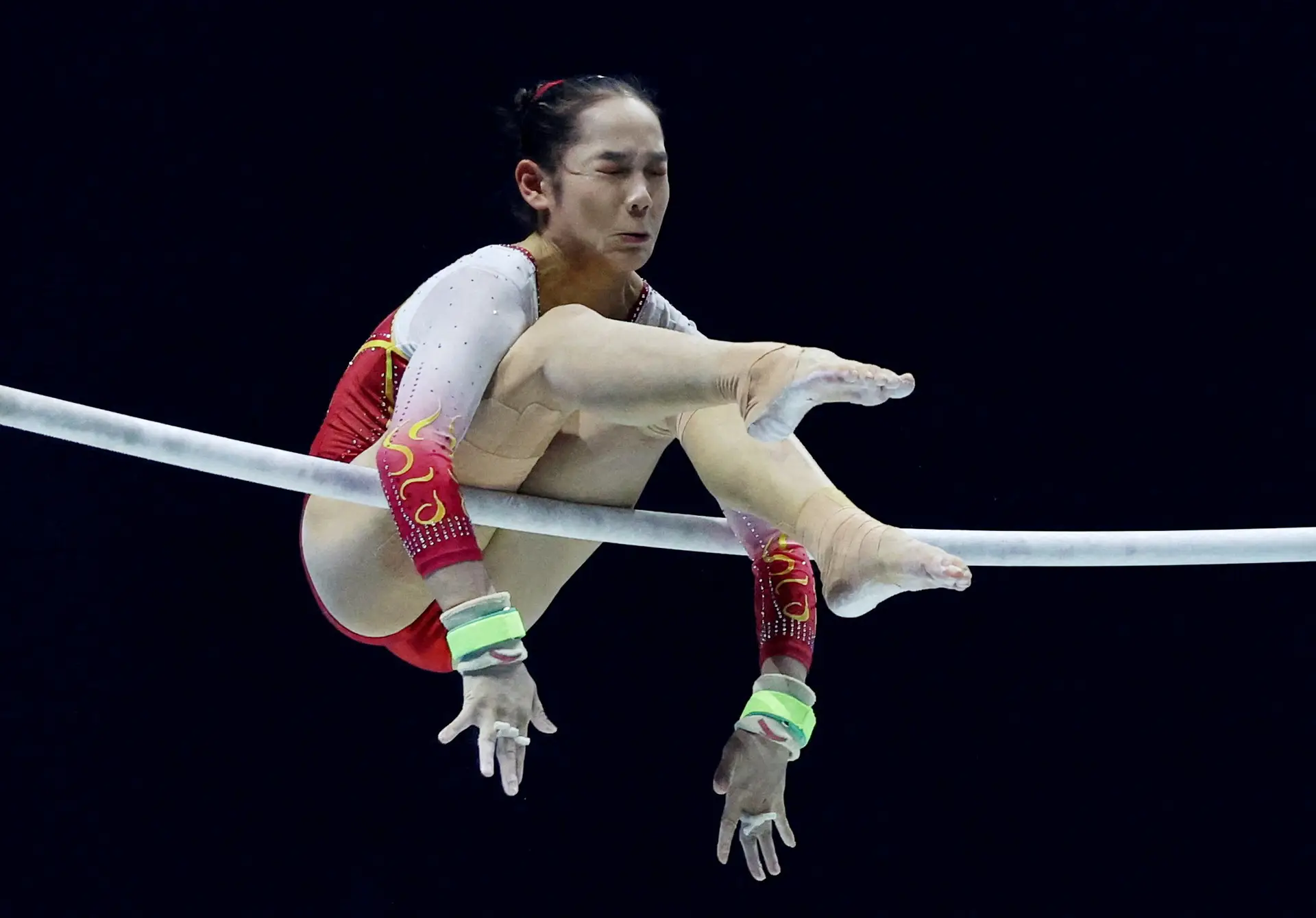 DISCIPLINA. Muitas horas de treino depois, esta chinesa não evita um esgar de dor, durante o Campeonato do Mundo de Ginástica, em Liverpool