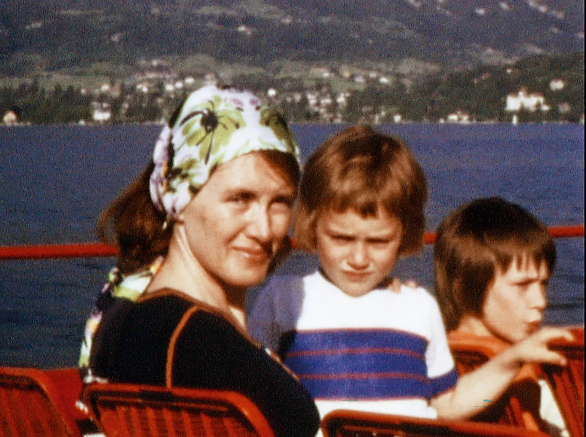 O álbum de família revela-se em “Os Anos Super 8”, que reúne as viagens de férias de Annie, do então seu marido Philippe e dos dois filhos, Éric (n. 1964) e David Ernaux-Briot (n. 1968), na foto com a escritora