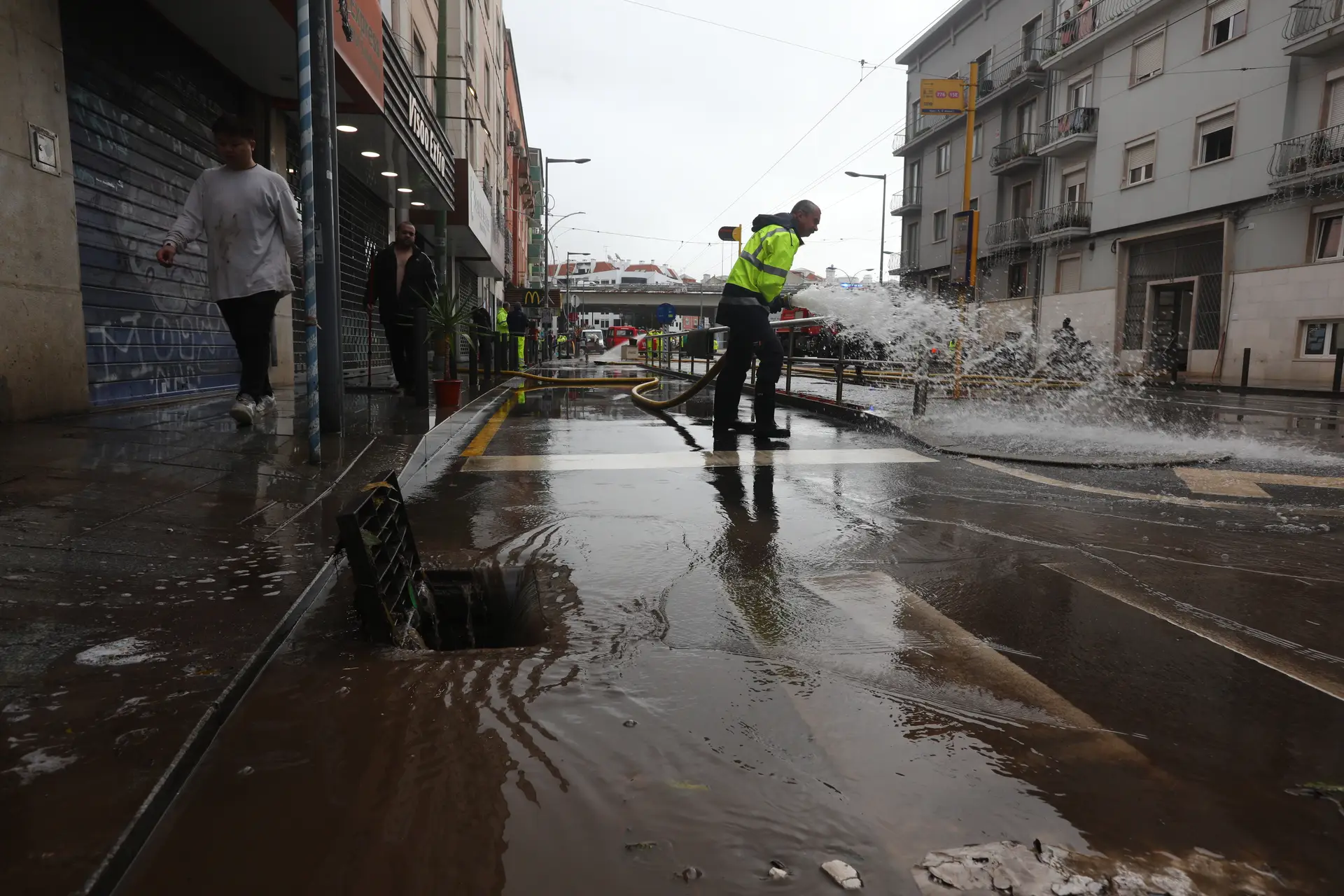 Nunca choveu tanto em Lisboa em 24h e há um fenómeno no ar com mais água para descarregar: chama-se convecção e este artigo explica-o