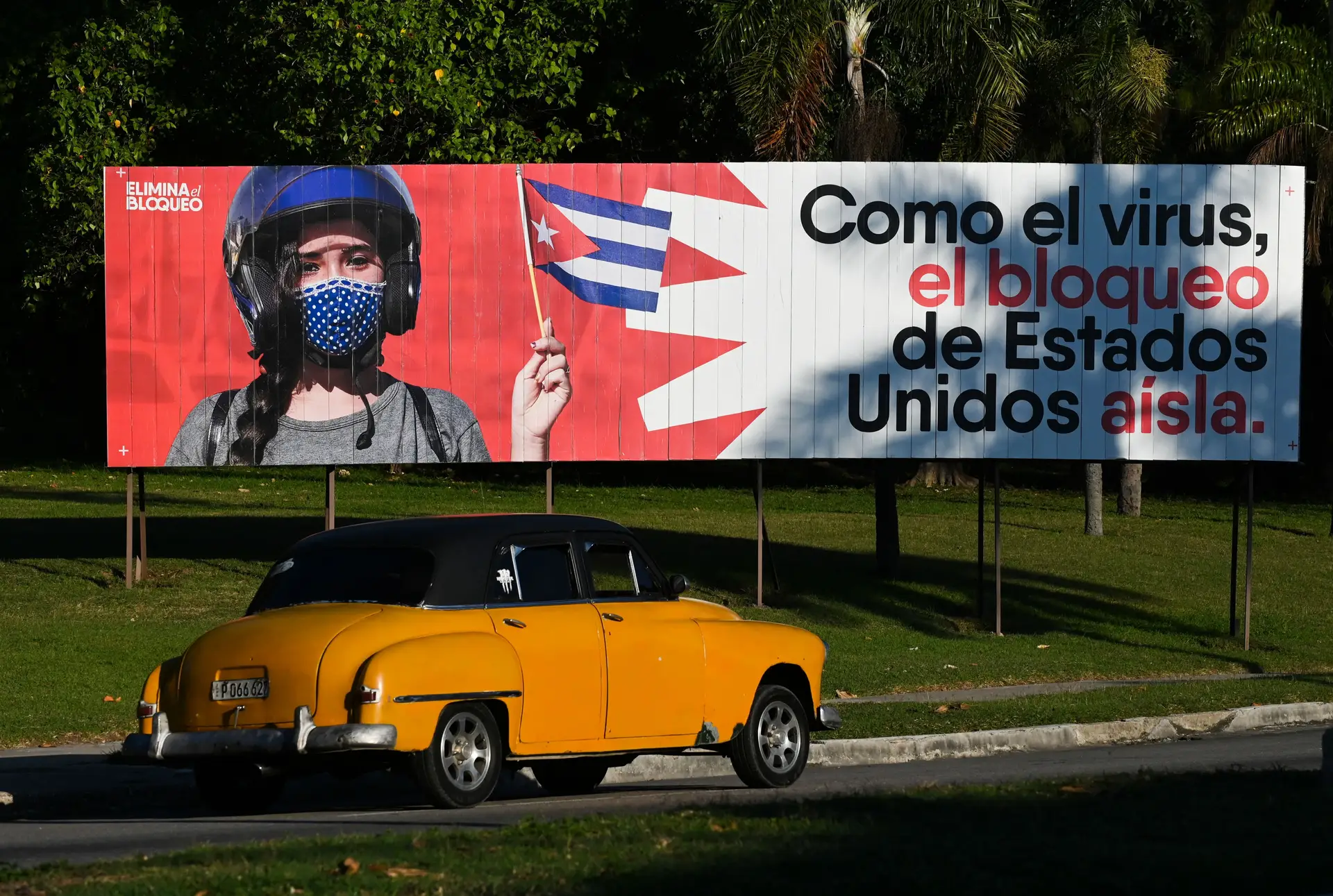 “Tal como o vírus, o bloqueio dos Estados Unidos isola”, lê-se neste painel numa rua de Havana