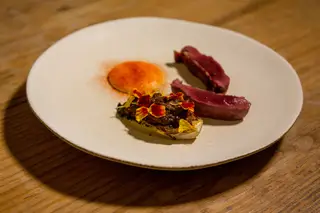 “Caça menor, pimento fermentado, maçã, iogurte” no restaurante Cenoura-Brava