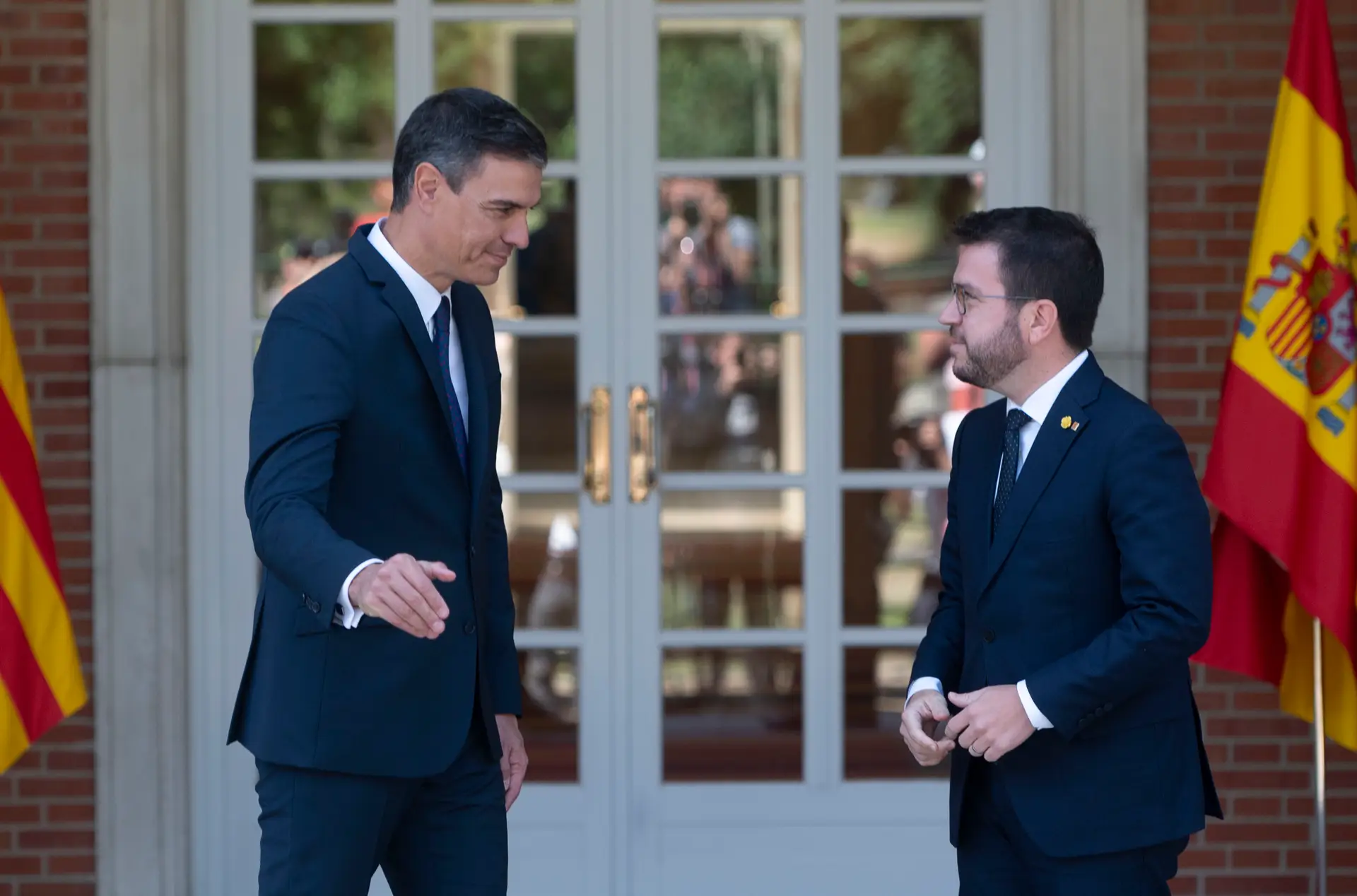 O chefe do Governo central espanhol, Pedro Sánchez, e o do governo regional catalão, Pere Aragonès, num encontro no palácio da Moncloa, sede do poder executivo em Espanha
