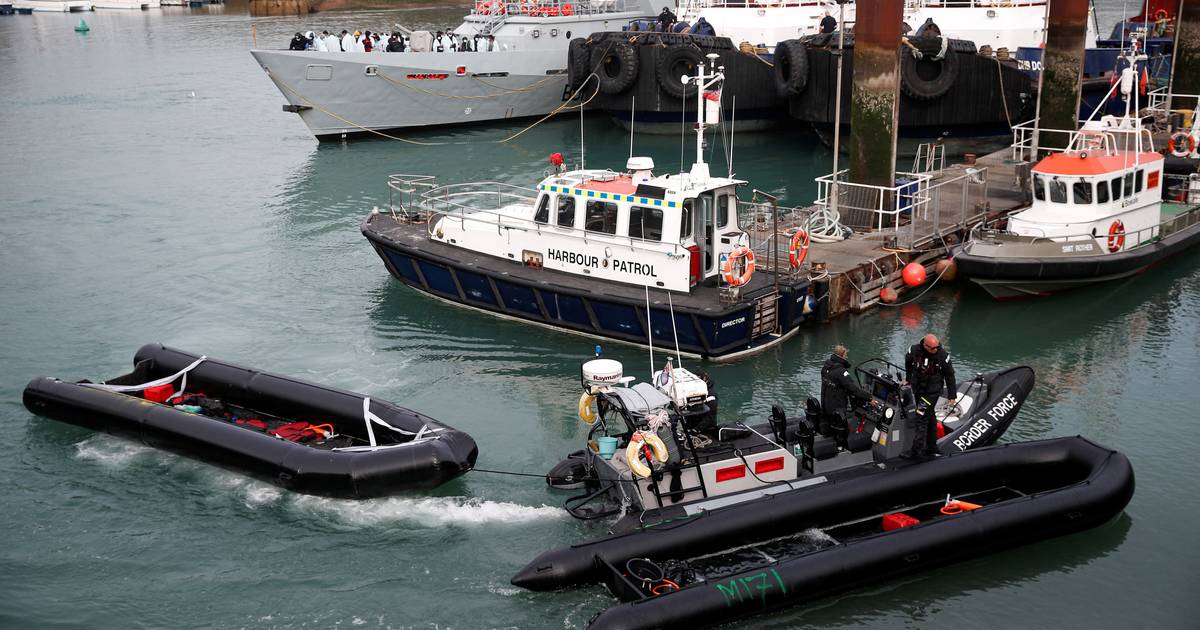 Manifestanti mascherati bloccano il porto britannico di Dover