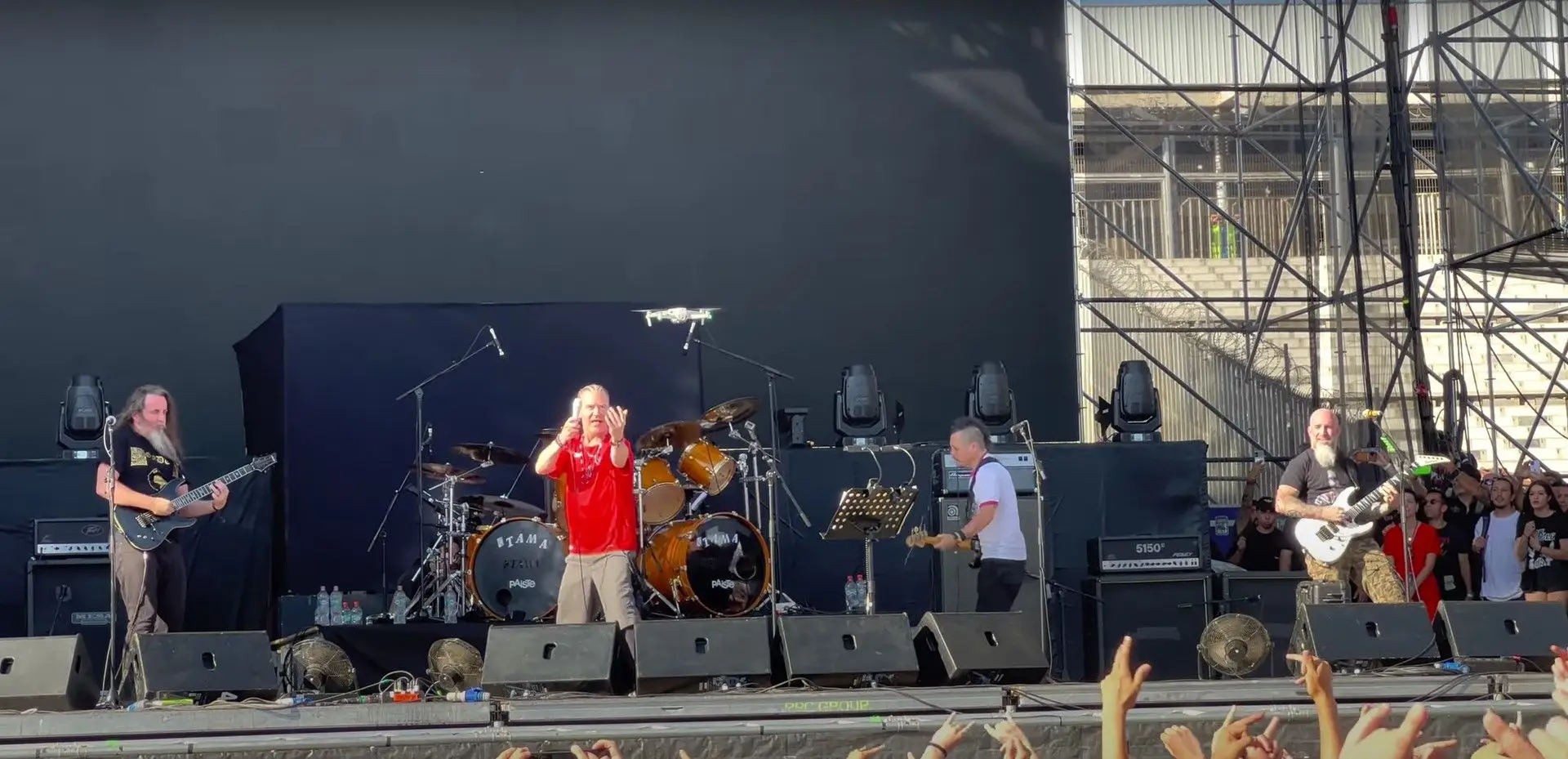 No seu regresso aos palcos, Mike Patton tentou destruir um ‘drone’