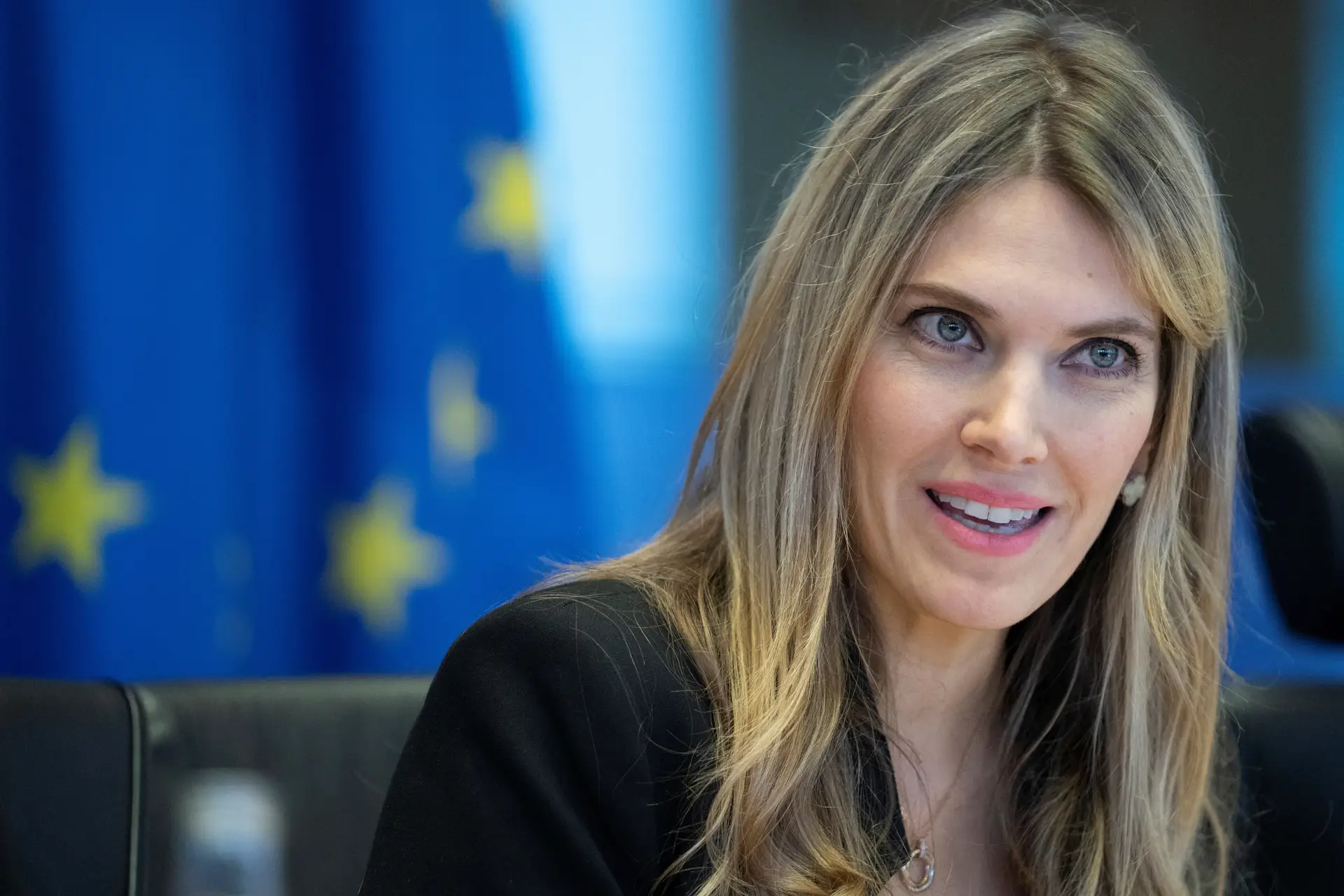 Eurodeputada permanece detida: Eva Kaili vai ser ouvida em tribunal a 22 de dezembro
