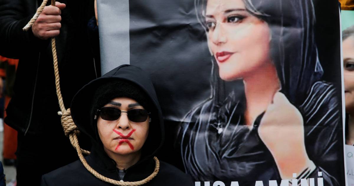 Cidade natal de Mahsa Amini palco de protestos contra envenenamentos no Irão